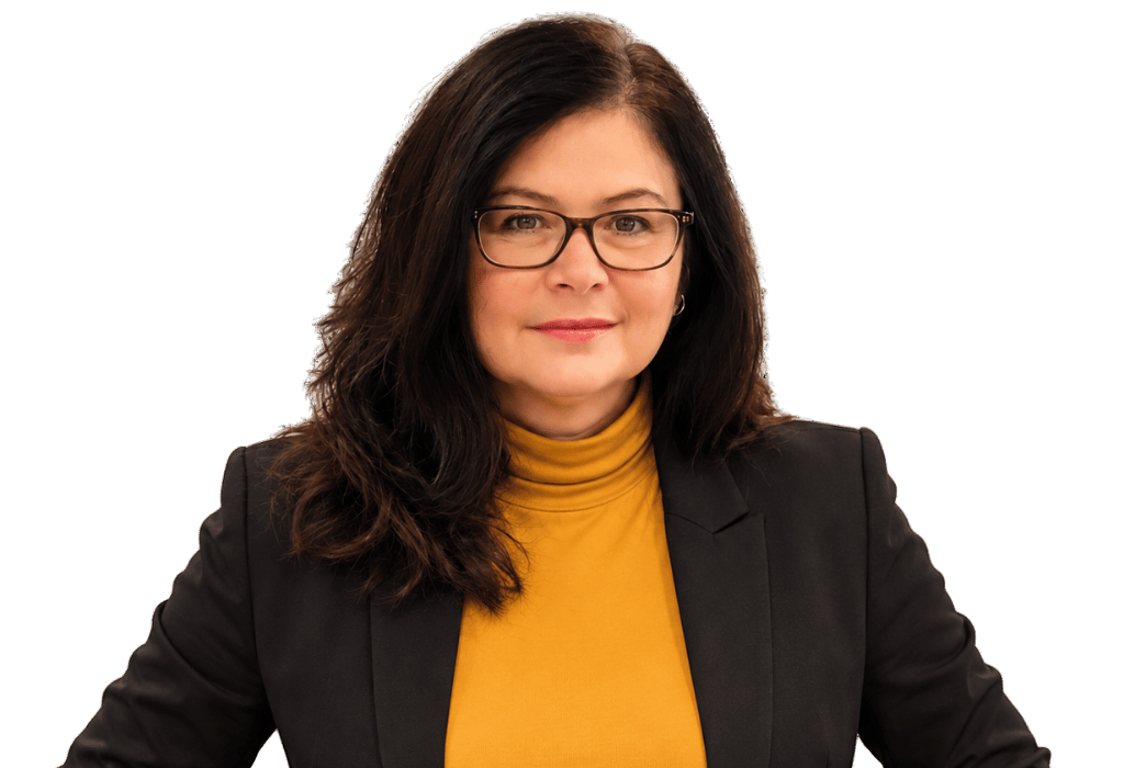 portrait professionnel de Sandrine ALA femme de 58 ans moderne pull jaune et blazer noir