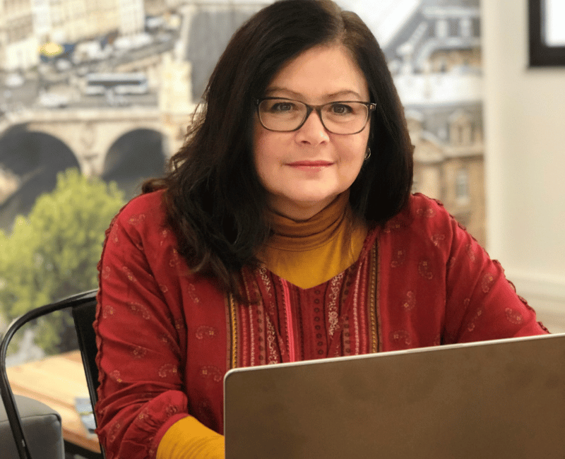 sandrine ala de face devant son ordinateur webmarketing et communication digitale paris